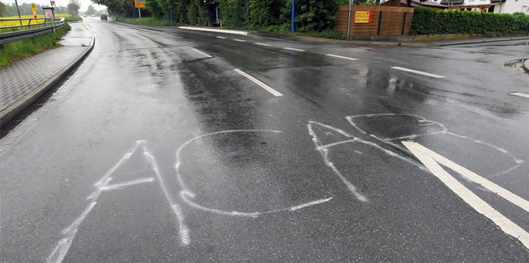 Beleidigende Schriftzüge hatten die Polizisten an der Einmündung Letmather Straße/Kirchstraße schon erlebt, aber noch nie solche Aggressionen wie am Mittwoch (27.7.).