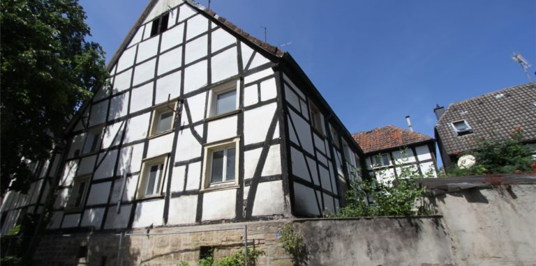 Seit über zehn Jahren steht das Haus, dessen Rückseite an den Westhofener Marktplatz grenzt, leer.