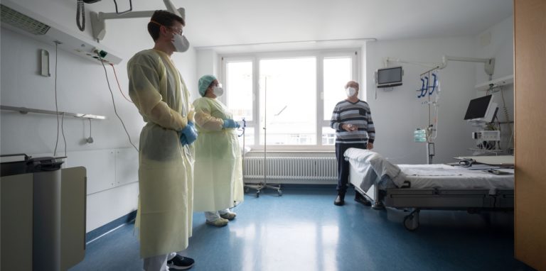 Für Beschäftigte in Pflege- und Gesundheitsbereichen gilt seit März eine Impfpflicht.
