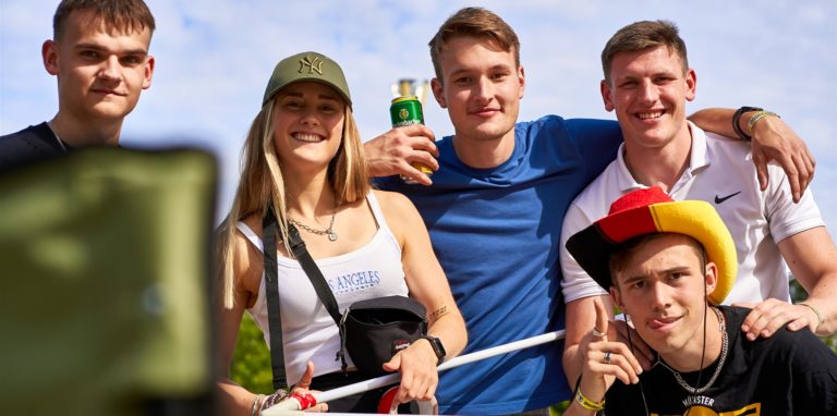 Justus, Maria, Tom, Bene und Stefan posieren beim Zeltaufbau.