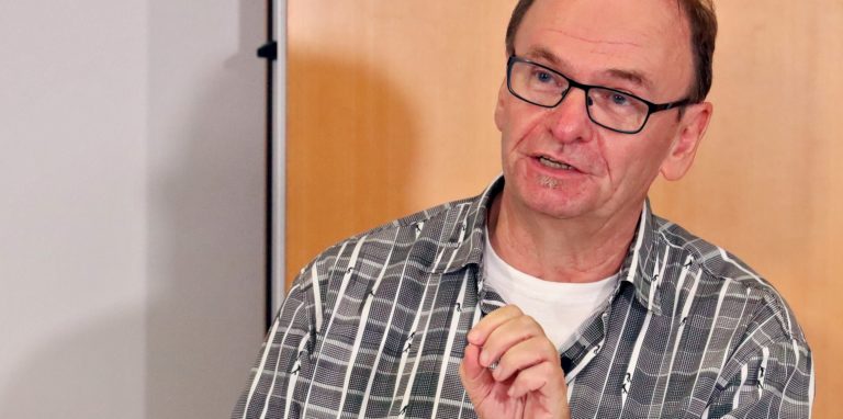 Wie viele Kamener sind von einem Klaus-Dieter Grosch, Fraktionsvorsitzender der Fraktion Linke/GAL, kritisiert die Stadtverwaltung, die ihn seiner Meinung nicht ausreichend informiert habe.