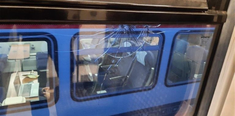 Fensterscheiben zersprangen, als Unbekannte Steine auf den RE6 warfen. Die Tat ereignete sich kurz vor dem Bahnhof Kamen.