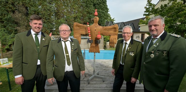 Die Borker Schützen haben am Donnerstag (28. Juli) den Holzvogel präsentiert, den es beim Schützenfest in diesem Jahr an den Kragen gehen wird.