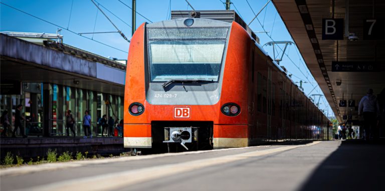 Es gelte in den nächsten 7 Wochen ein „eingeschränkter Sommerfahrplan“, hieß es von der Deutschen Bahn.