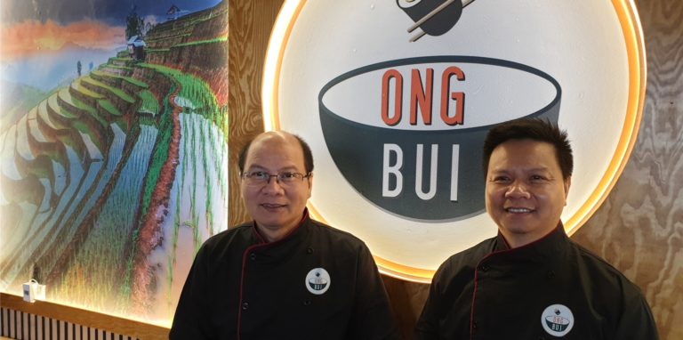 Voller Vorfreude auf die ersten Gäste: Manh Tuong Bui (links) und sein Bruder eröffnen ihr eigenes Restaurant.