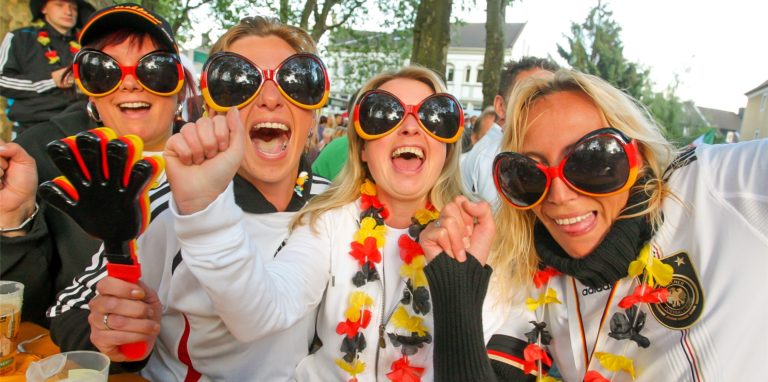 Lang ist‘s her: Unser Archivbild zeigt eine Szene vom Pubilc Viewing in Lütgendortmund bei der EM 2012. An diesem Sonntag stehen Deutschlands Fußballfrauen im Finale. Viele Lokale in Dortmund bieten dann wieder Public Viewing an.