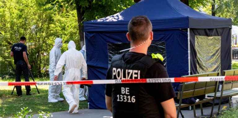 Beamte der Spurensicherung sichern in einem Faltpavillon Spuren an einem Tatort im Kleinen Tiergarten.