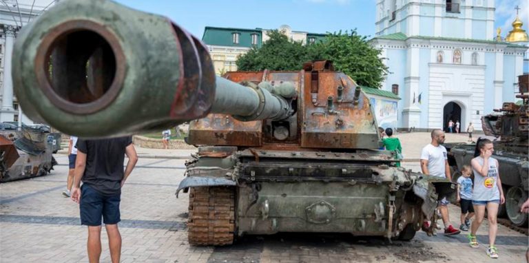 Russische Panzer auf dem Michaelsplatz in Kiew.