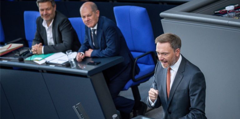 Christian Lindner (FDP), Bundesminister der Finanzen, spricht im Plenarsaal im Bundestag während Bundeskanzler Olaf Scholz (SPD – M) und Robert Habeck (Bündnis 90/Die Grünen – l), Bundesminister für Wirtschaft und Klimaschutz, zuhören.