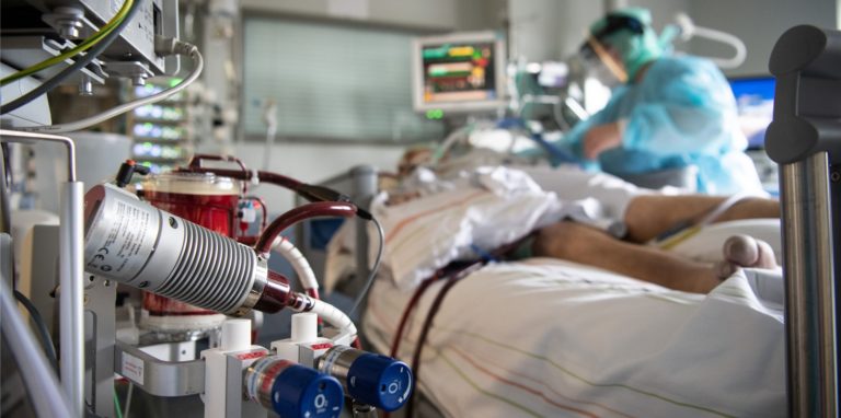 Eine Krankenschwester versorgt einen schwer an Corona erkrankten Patienten auf der Intensivstation des Klinikums in Fulda.
