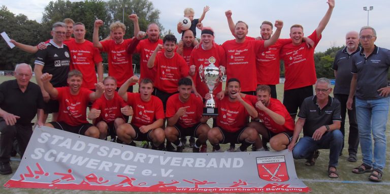 Die Mannschaft des Geisecker SV jubelt über den Gewinn der Schwerter Stadtmeisterschaft 2022.
