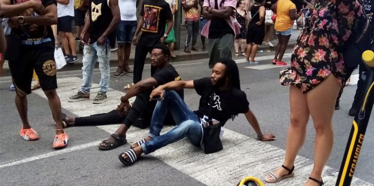 Zahlreiche Menschen aus der afrikanischen Gemeinschaft protestierten vor Ort und riefen „We want justice“ (Wir wollen Gerechtigkeit).