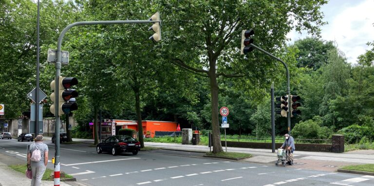 Auf dem Grundstück an der Münsterstraße hinter dem Tempo-30-Schild und der kleinen Mauer will das MKF bauen.