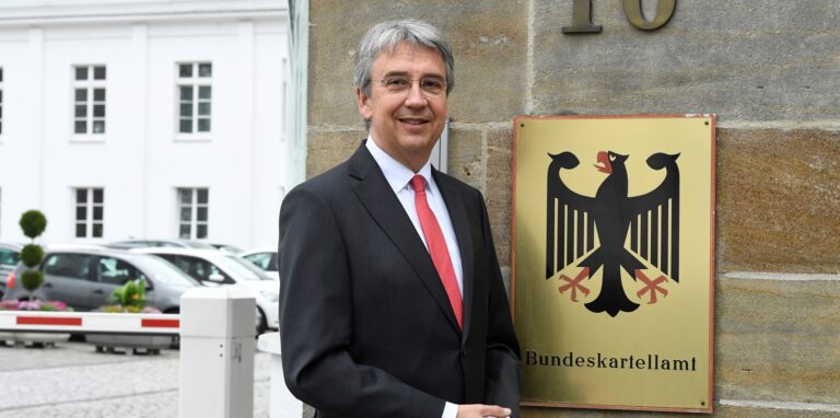 Andreas Mundt, Präsident des Bundeskartellamtes, steht am Sitz seiner Behörde in Bonn. Was er dort angekündigt hat, kommt in Lünen, dem Unternehmenssitz von Remondis, gar nicht gut an.