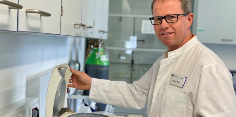 Carsten Watzl, Generalsekretär der Deutschen Gesellschaft für Immunologie (DGfI), steht in einem Labor.