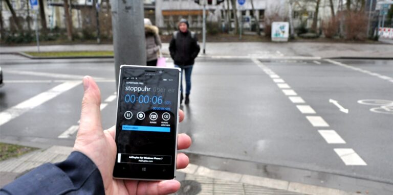 Die Stoppuhr zeigt: Sechs Sekunden bleiben, um die Straße an der Overbergschule zu überqueren. Laut Straßen.NRW sind die Furtlängen großzügig bemessen.