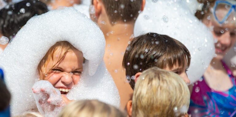 Schaum hat im Freibad Dellwig normalerweise nichts verloren – die Duschen mal ausgenommen. Beim ersten „Summer Splash“ aber bereitete die luftige Masse vor allem den Kindern und Jugendlichen viel Spaß.