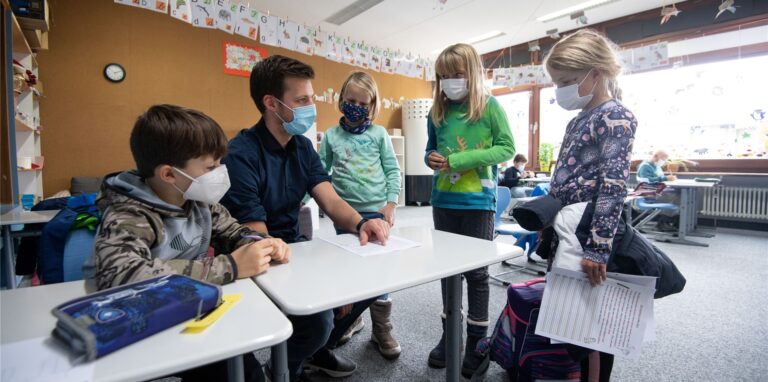 Ein Grundschullehrer verdient die gleiche Bezahlung und Zukunftssicherheit wie ein Lehrer einer Oberschule. (Symbolbild)
