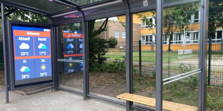 An der Haltestelle vor der Theodor-Fleitmann-Gesamtschule fehlen seit über einer Woche zwei Glasscheiben. Zuvor war an einem der beiden Wartehäuschen das Werbedisplay beschädigt worden.