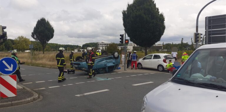 Vier Personen wurden bei einem Unfall auf der B1 verletzt, eine davon schwer.