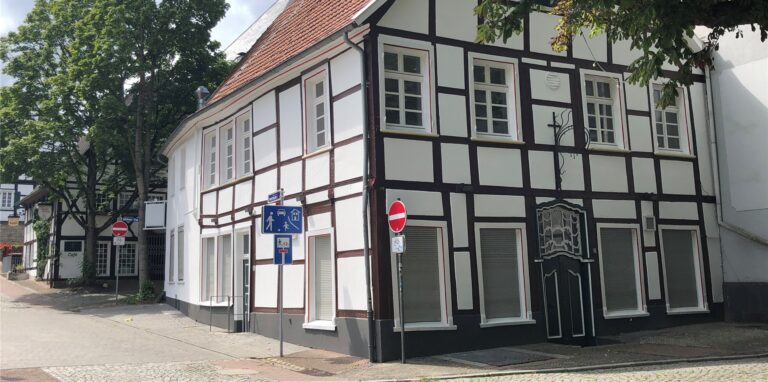 Herausgeputzt: Die alte Gaststätte Morgentor in Unna wirkt nach einer Außenrenovierung wie neu.