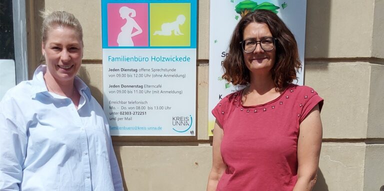 Beraten Eltern rund um Fragen der Erziehung: Katja Kortmann (links) und Jana Reichenbächer (rechts) vor dem Familienbüro Holzwickede.