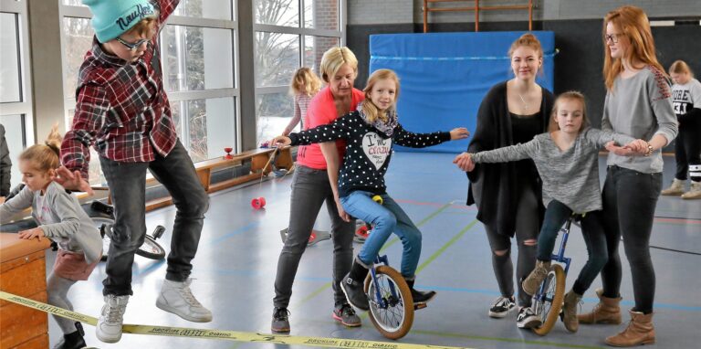 Die Sporthalle der Hellweg-Realschule (hier bei einem Tag der offenen Tür) hängt auch an der maroden Lüftungsanlage. Aber die Halle kann weiter in Betrieb bleiben.