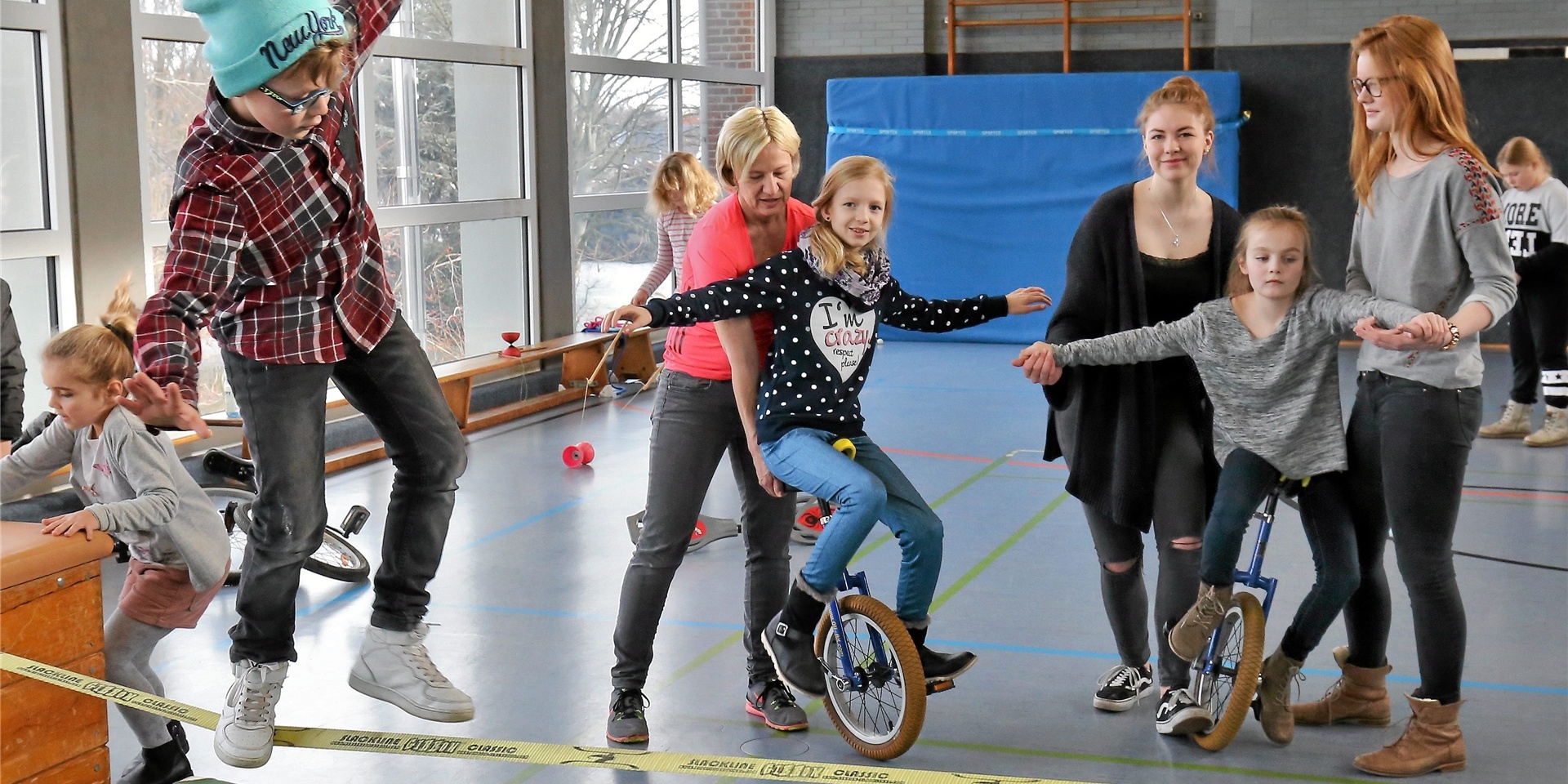 Die Sporthalle der Hellweg-Realschule (hier bei einem Tag der offenen Tür) hängt auch an der maroden Lüftungsanlage. Aber die Halle kann weiter in Betrieb bleiben.