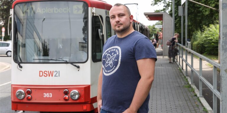 Kevin Knapp steht an der Stadtbahn-Haltestelle Westendorfstraße