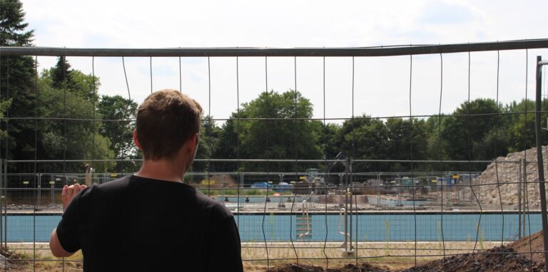 Unser Mitarbeiter Fabian Ridlowski warf bereits am Dienstag einen Blick auf die Baustelle. Von dort aus können Bürger künftig auf die Baustelle spähen, um zu verfolgen, welche Fortschritte es gibt.