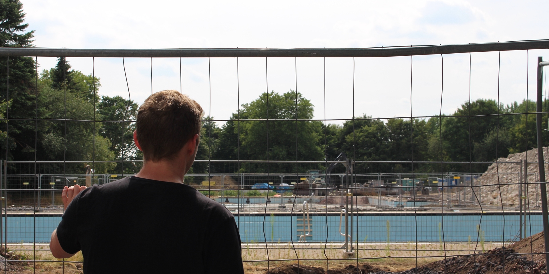 Unser Mitarbeiter Fabian Ridlowski warf bereits am Dienstag einen Blick auf die Baustelle. Von dort aus können Bürger künftig auf die Baustelle spähen, um zu verfolgen, welche Fortschritte es gibt.