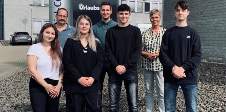 Die neuen Azubis der Gemeinde Holzwickede (vorne von links) Celine Kißing, Fayola Franck, Mohamed Bali und Nils Ungelenk wurden an ihrem ersten Tag von Personalrat-Vorsitzendem Jürgen Straet (hinten von links), Ausbildungsleiter Patrick Wenig und Bürgermeisterin Ulrike Drossel begrüßt.