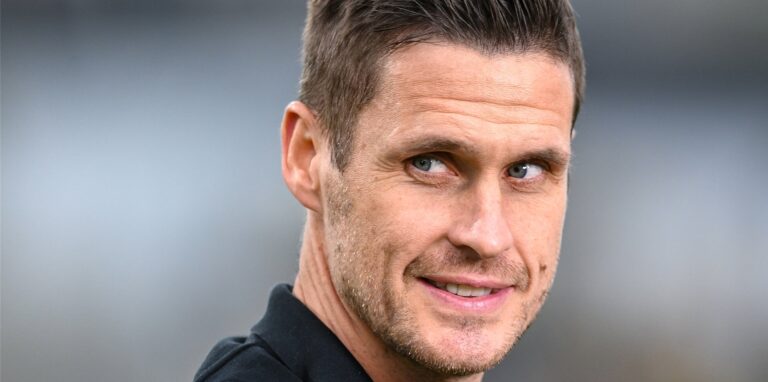 BVB-Sportdirektor Sebastian Kehl schaut zur Seite.