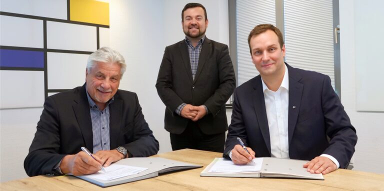 Egon Schrezenmaier (Geschäftsführer Schrezenmaier Kältetechnik, v.l.), Dimitrios Axourgos (Bürgermeister) und Sebastian Kirchmann (Geschäftsführer Stadtwerke Schwerte GmbH) freuen sich über die Kooperation.