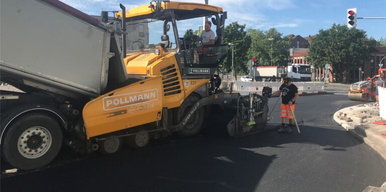 Die Teermaschine ist im Einsatz. Die Bauarbeiten am ZOB in Lünen dauern länger als ursprünglich erwartet.