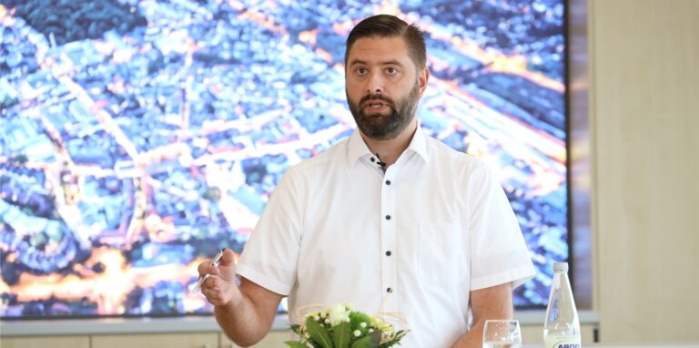 Unnas Erster Beigeordneter Jens Toschläger schätzt den Zeithorizont bis zur Fertigstellung eines neuen Hallenbads in Massen auf drei Jahre – im günstigsten Fall, wenn alles bei Planung und Bau ineinandergreift.