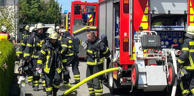 Alarm in Holzwickede: Eine Solarthermieanlage sorgte an der Straße „Im schwarzen Adler“ für einen Großeinsatz der Feuerwehr am Mittwoch (3. August).