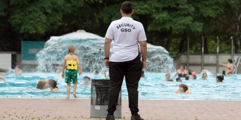 Ein Mitarbeiter des Sicherheitsdienstes „Security GSO“ steht im Prinzenbad am Beckenrand.