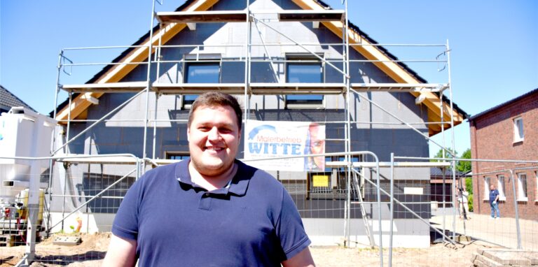 Thomas Terhaar steht vor seinem Rohbau in Alstätte.