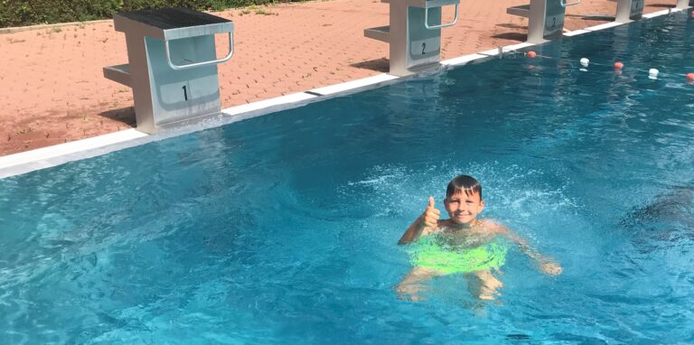 Das Bürgerfreibad Selm bewertet Luis (9) super. Er springt gerne von den Sportblöcken und rutscht auf der großen grünen Rutsche.