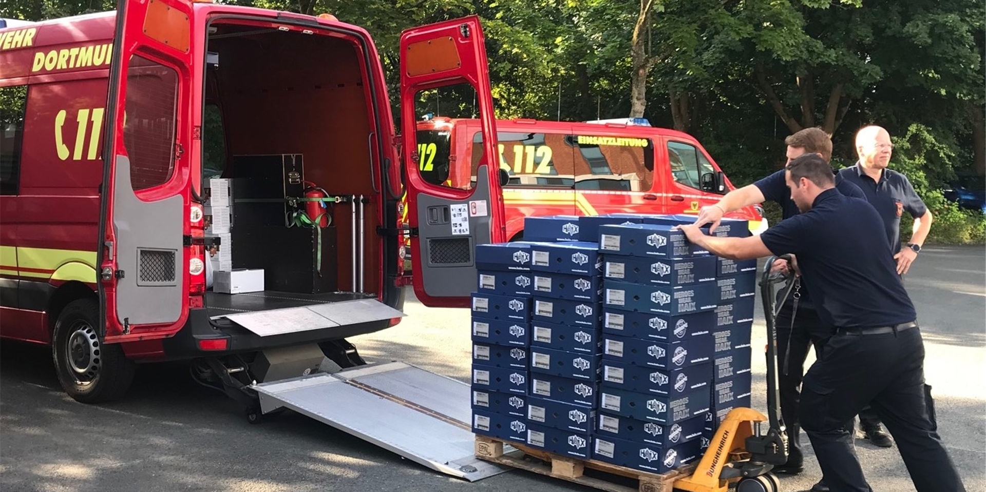 Die Feuerwehr Dortmund hat am Donnerstag (4.8.) die Einsatzkleidung an das Technische Hilfswerk übergeben, welches diese weiter nach Sachsen bringt.