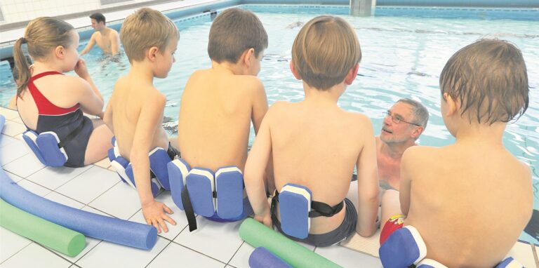 Aus dem Archiv des Jahres 2011: Als dieses Foto im Hellwegschwimmbad entstand, war das Lehrschwimmbecken schon 46 Jahre alt. Inzwischen ist es so marode, dass es von heute auf morgen geschlossen werden muss.