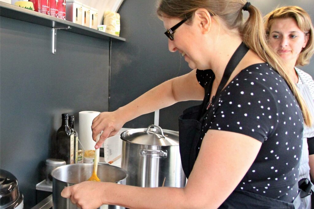 Jeannine Tembaak wird für die Besucher des klimafreundlichen Open-Air-Kinos kochen. Jeannine Tembaak wird für die Besucher des klimafreundlichen Open-Air-Kinos kochen.