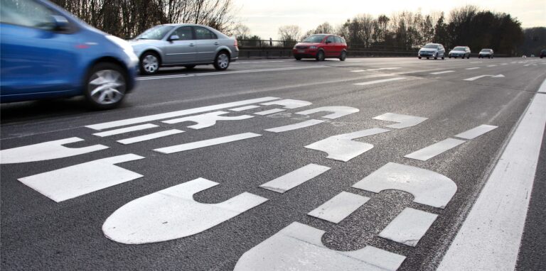 Die Fahrbahn der B236: Auf der B236 in Dortmund hat es am Donnerstagnachmittag (4.8.) einen Verkehrsunfall gegeben. Mehrere Fahrzeuge waren beteiligt.