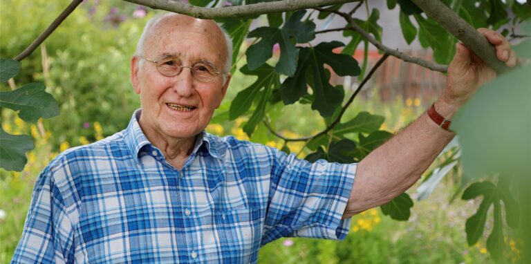 Karl-Heinz Kühnapfel in seinem Garten, in dem auch Obstbäume stehen wie diese Feige.