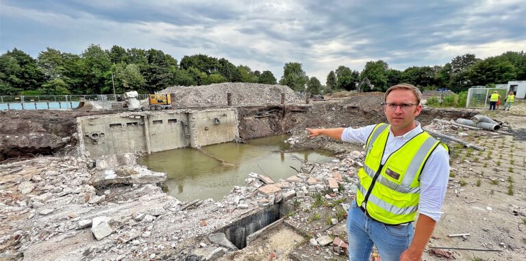 Bauleiter Daniel Lögering vor der Ruine des Hauptgebäudes mit Eingang, Umkleide und Technikräumen. Dort, wo jetzt das Wasser steht, reinigte früher die Filteranlage das Wasser der Schwimmbecken.