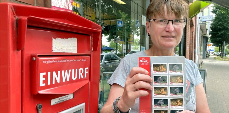 Der einzige rote Briefkasten des privaten Postdienstes „Brief und mehr“ in der Stadt hängt vor der Lotto-Annahmestelle von Monika Bohr am Rosenweg 64.