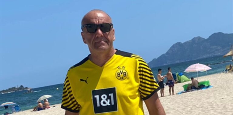 Mike Burschik im BVB-Trikot am Strand.