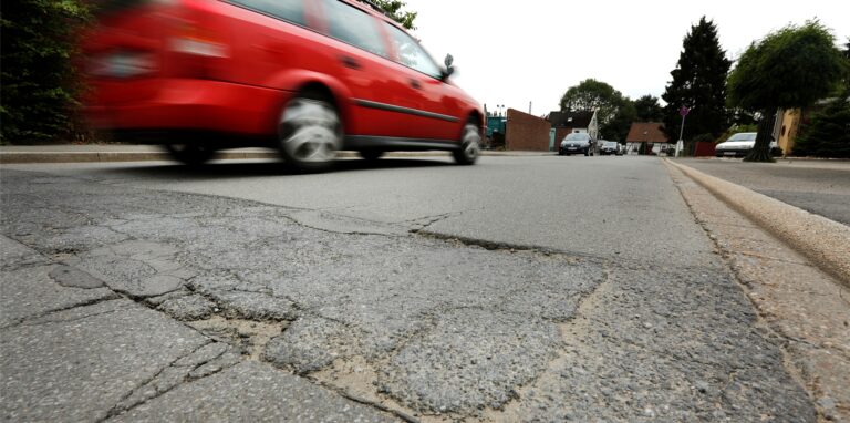 Auf Kamens Straßen werden Schlaglöcher beseitigt. Die Stadtverwaltung kündigte jetzt weitere Straßensperrungen an.