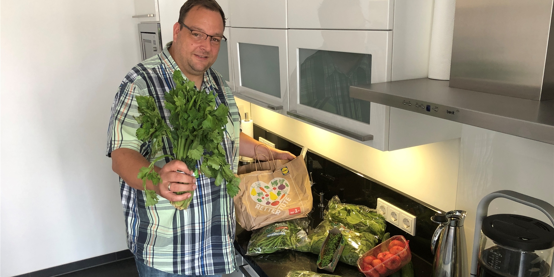 Redakteur Dirk Becker hat die Retter-Tüte von Lidl gekauft – und über den Inhalt durchaus gestaunt.